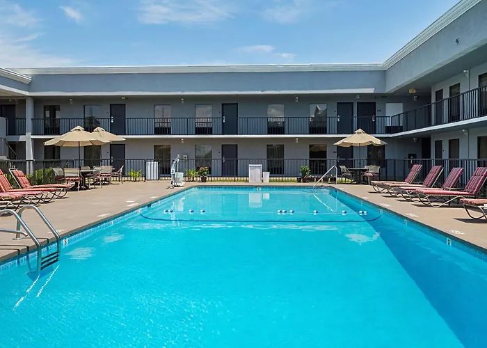 Quality Inn & Suites Greenville - Haywood Mall